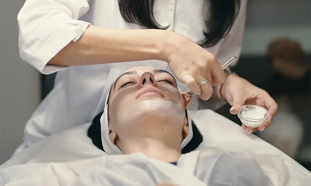 what is a skin therapist​, what does a skin therapist do​